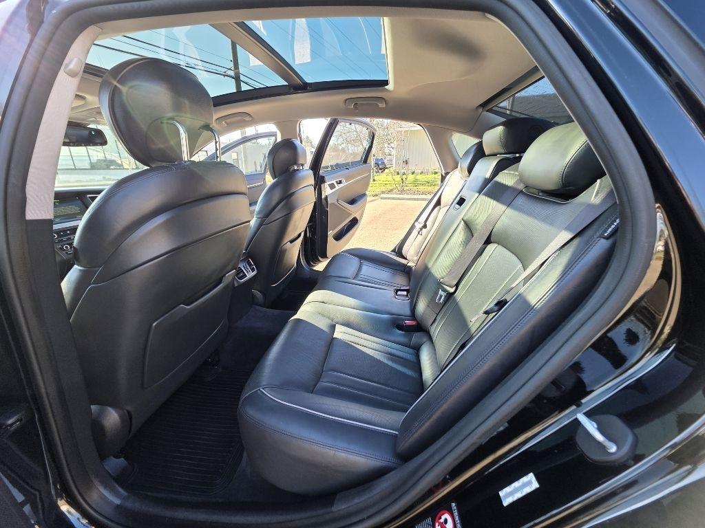 Hyundai Genesis 4dr Sdn V8 5.0L RWD 2015