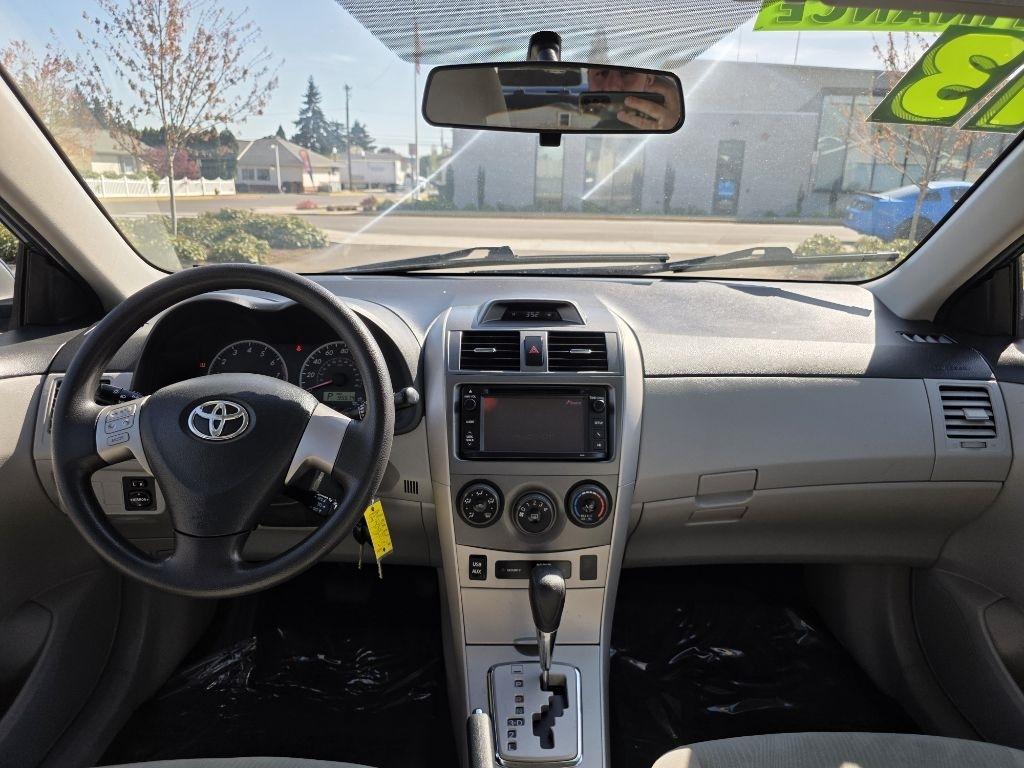 Toyota Corolla 4dr Sdn Auto LE Special Edition (Natl) 2013