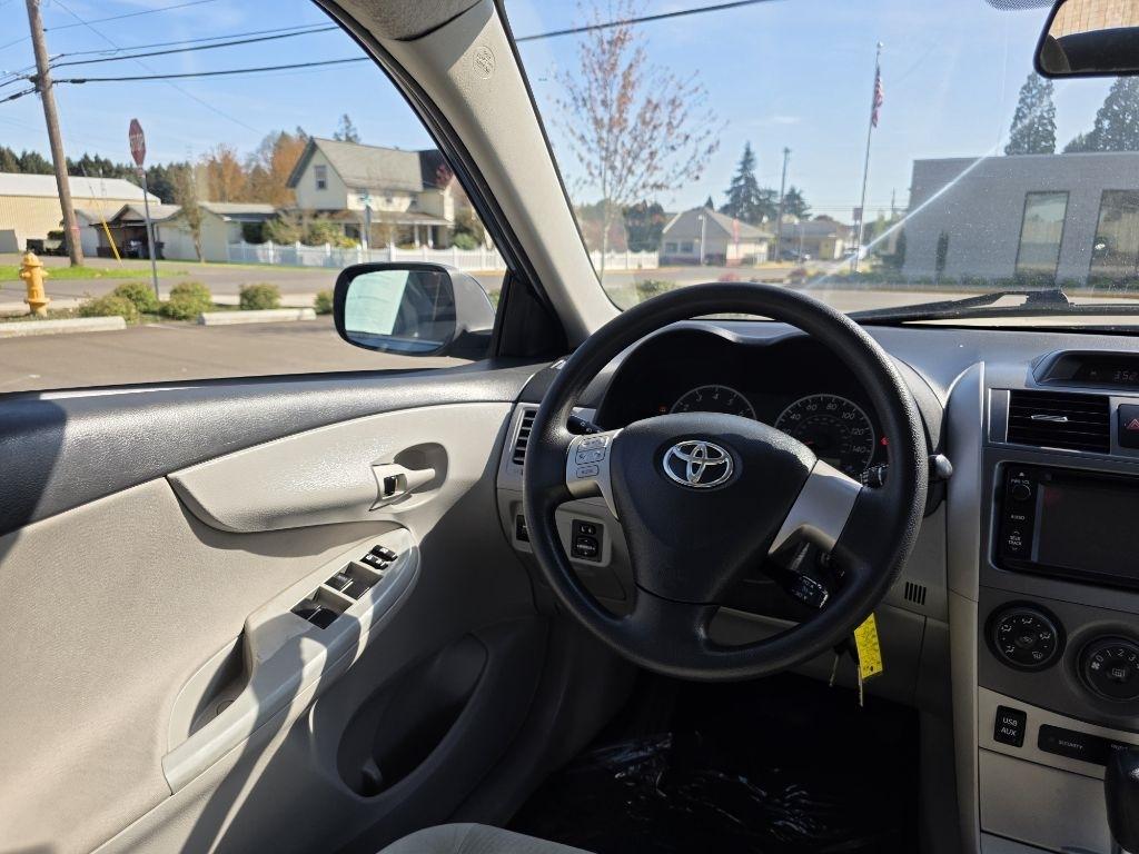 Toyota Corolla 4dr Sdn Auto LE Special Edition (Natl) 2013