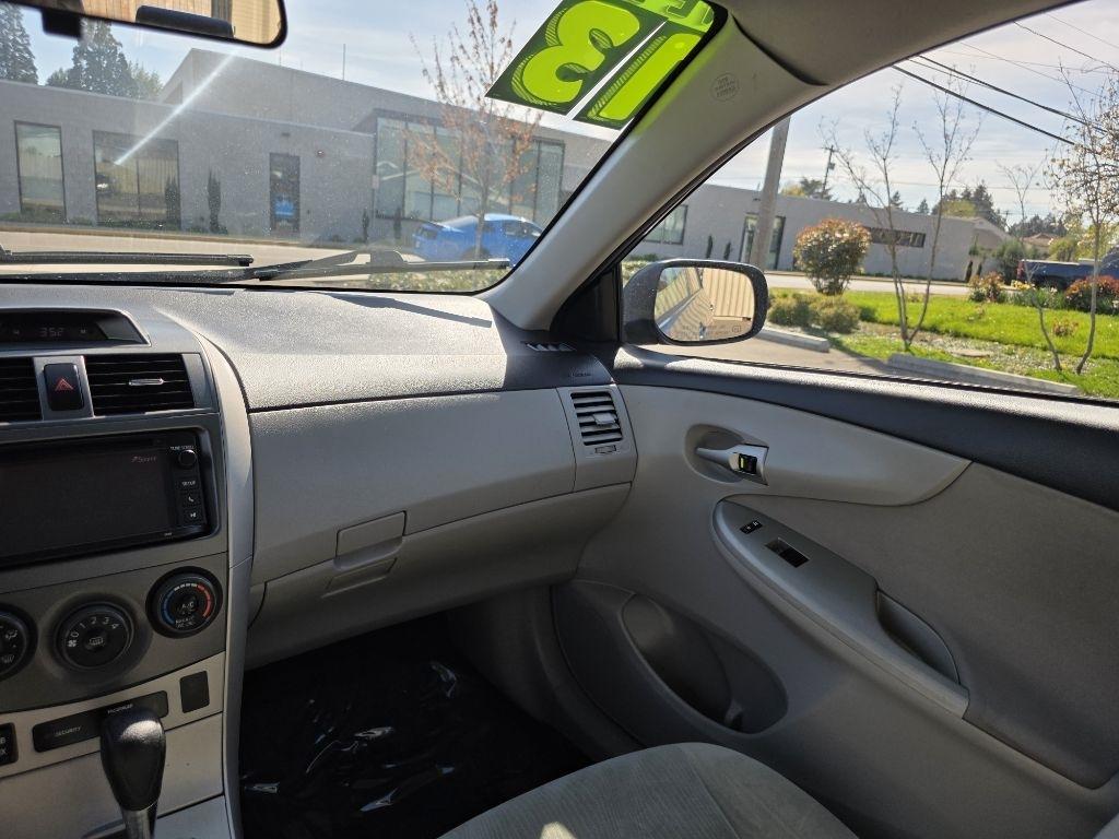 Toyota Corolla 4dr Sdn Auto LE Special Edition (Natl) 2013
