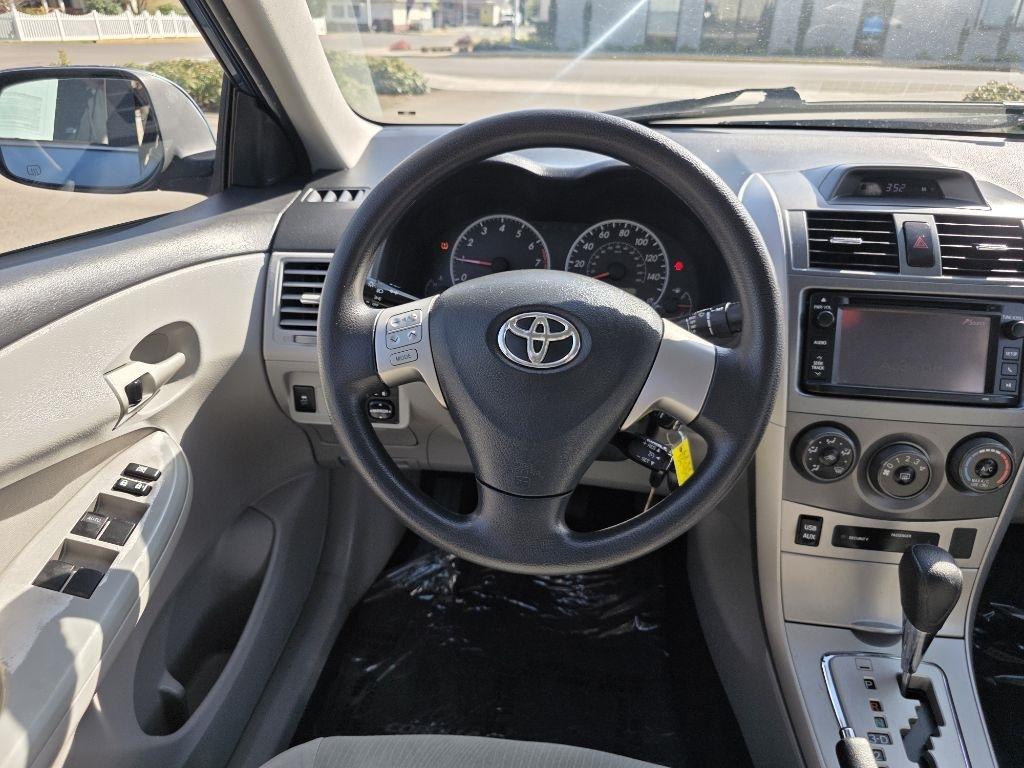 Toyota Corolla 4dr Sdn Auto LE Special Edition (Natl) 2013