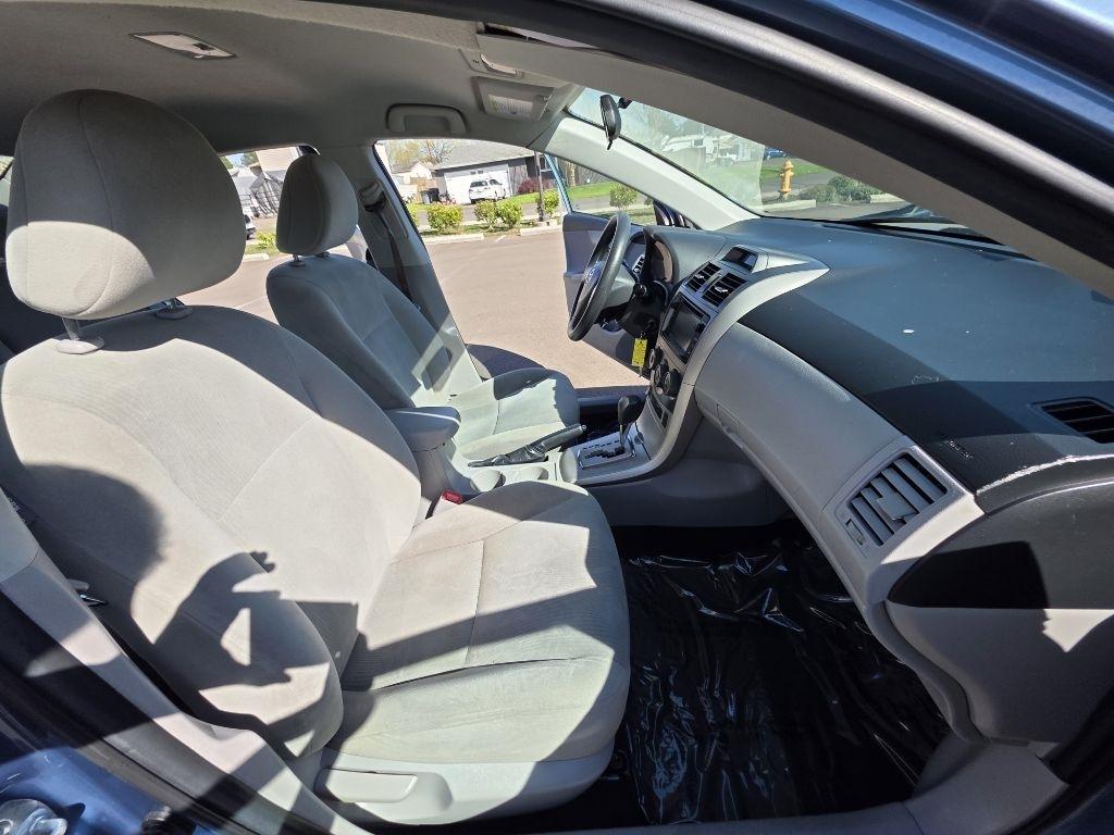 Toyota Corolla 4dr Sdn Auto LE Special Edition (Natl) 2013