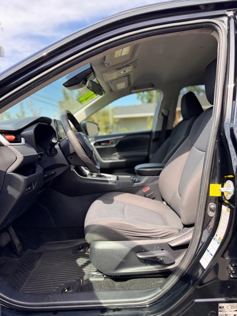 Toyota RAV4 LE AWD (Natl) 2020