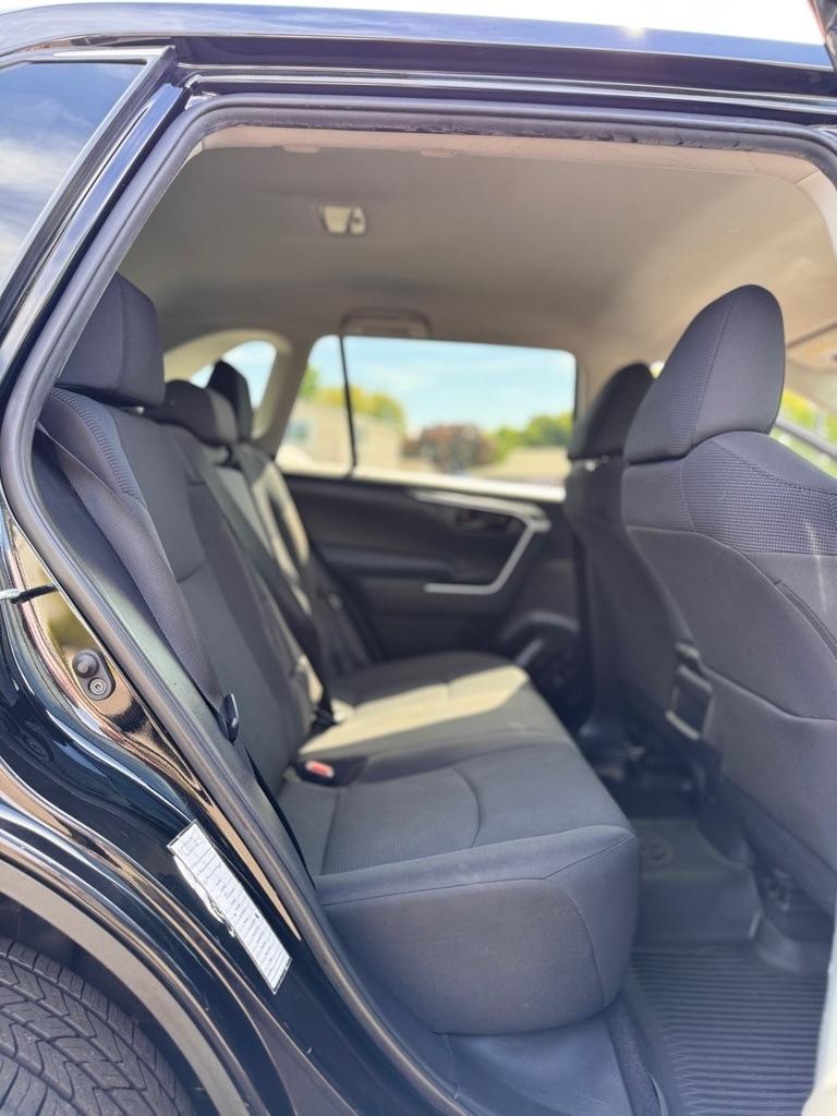 Toyota RAV4 LE AWD (Natl) 2020