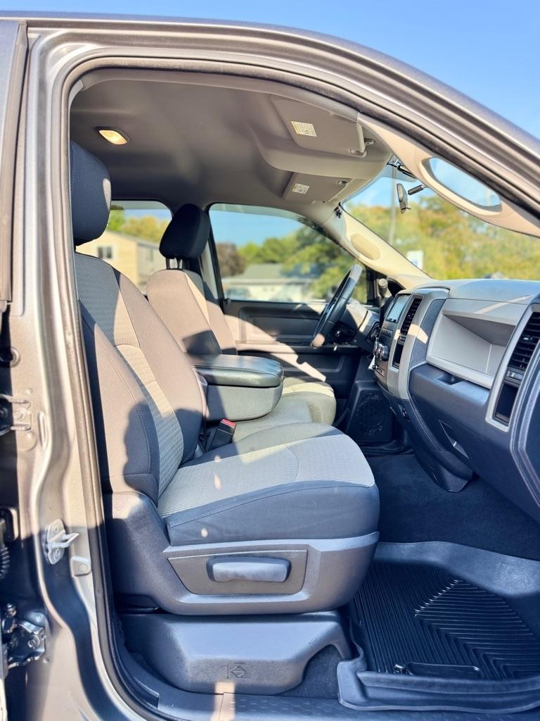 Dodge Ram 1500 4WD Quad Cab 140.5" ST 2009