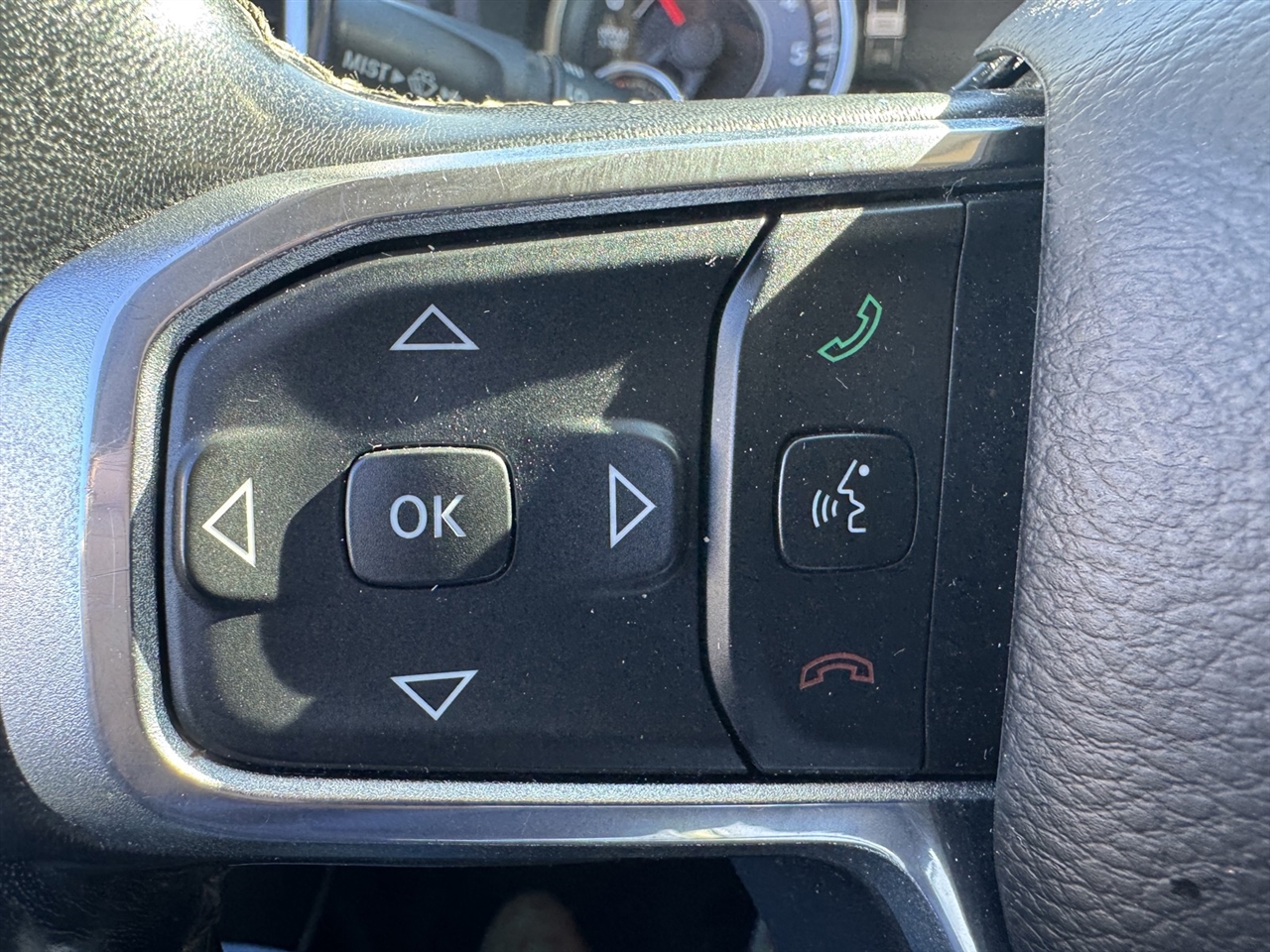 RAM 1500 Laramie Crew Cab SWB 4WD 2019