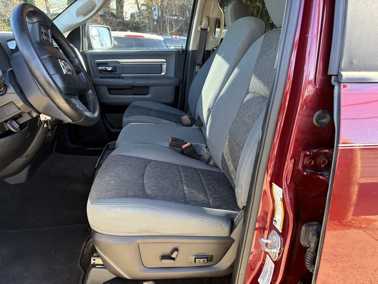 RAM 1500 SLT Crew Cab SWB 4WD 2016