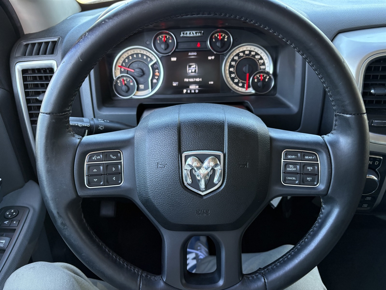 RAM 1500 SLT Crew Cab SWB 4WD 2016