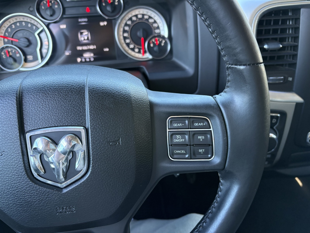 RAM 1500 SLT Crew Cab SWB 4WD 2016