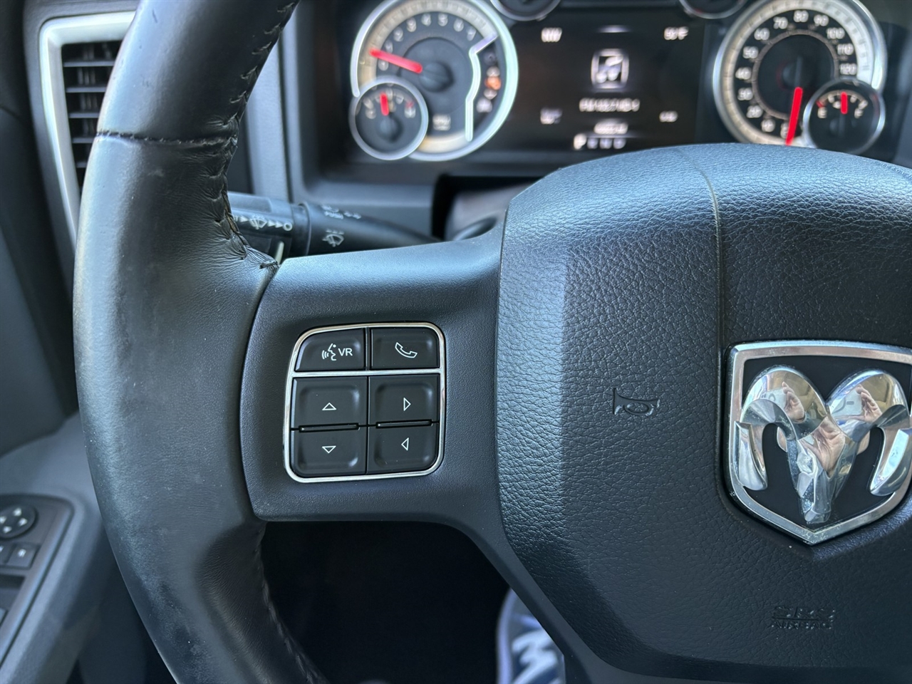 RAM 1500 SLT Crew Cab SWB 4WD 2016