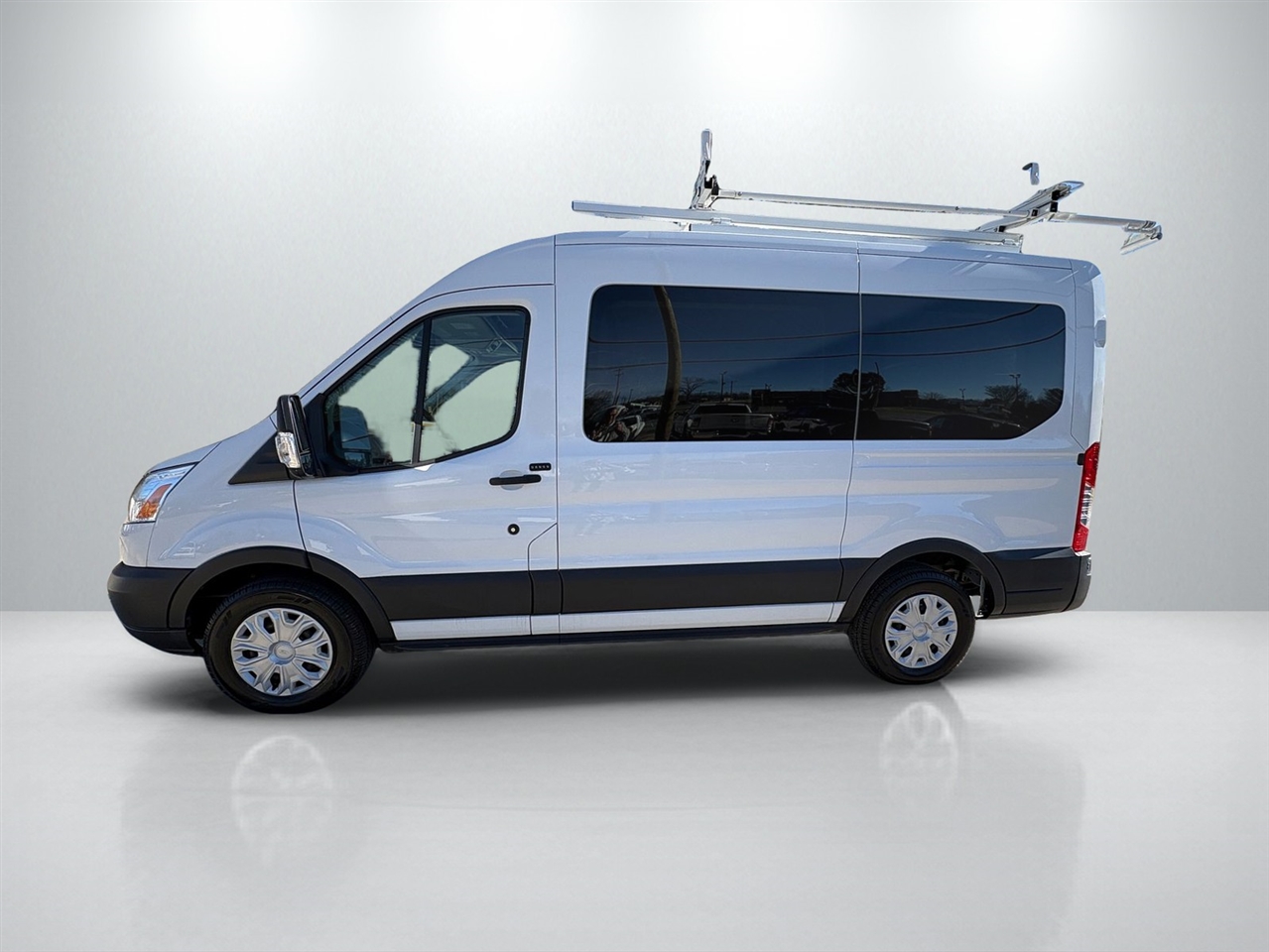 Ford Transit 150 Wagon Med. Roof XLT w/Sliding Pass. 130-in. WB 2019