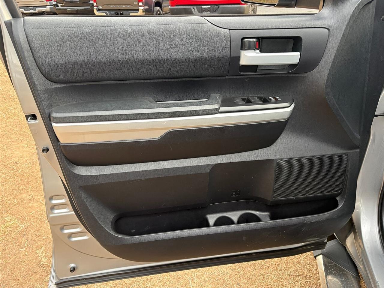 Toyota Tundra SR5 5.7L V8 FFV CrewMax 2WD 2016