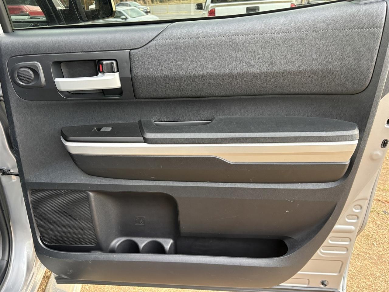 Toyota Tundra SR5 5.7L V8 FFV CrewMax 2WD 2016