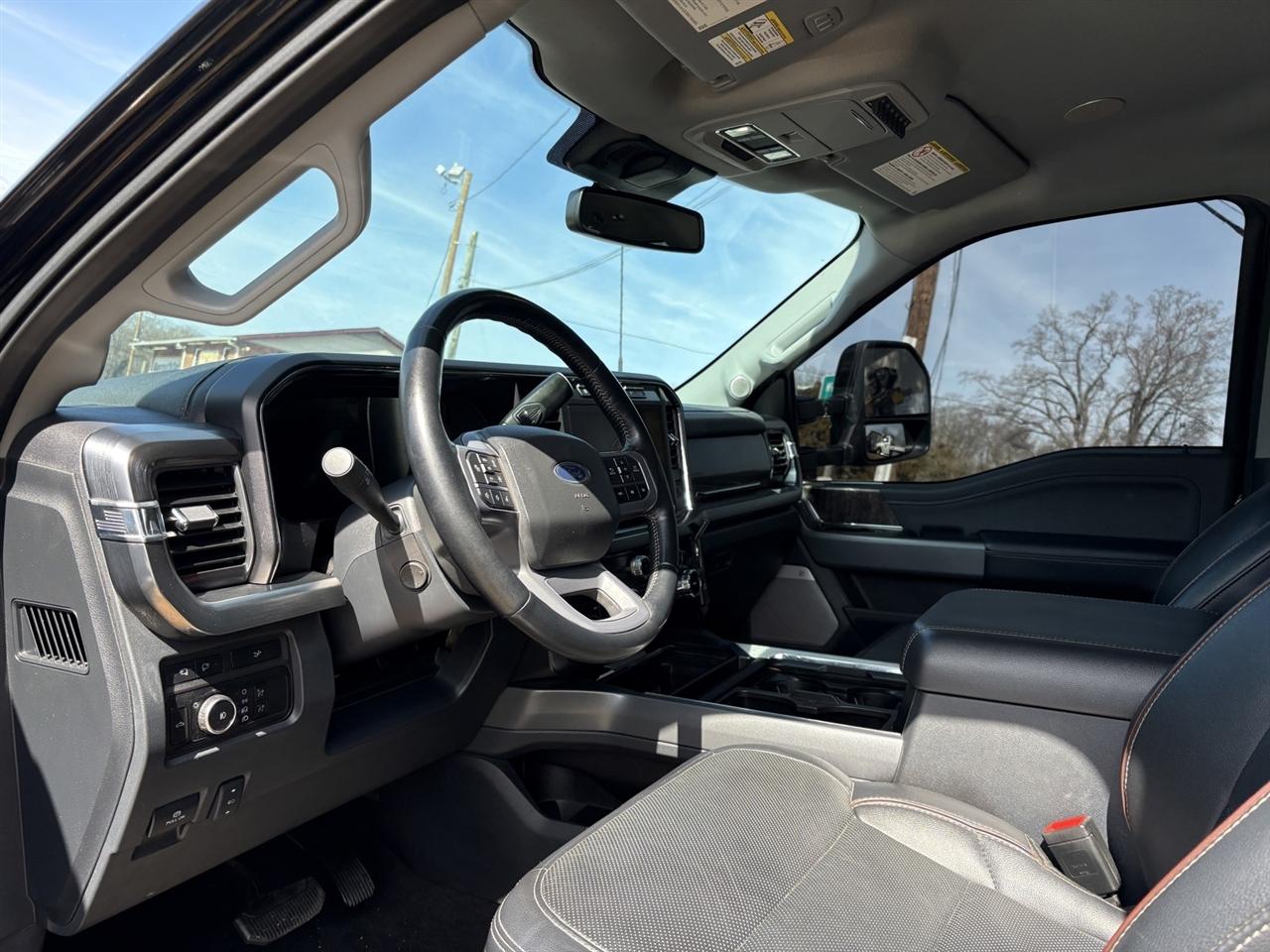 Ford F-350 SD Lariat Crew Cab LWB DRW 4WD 2023