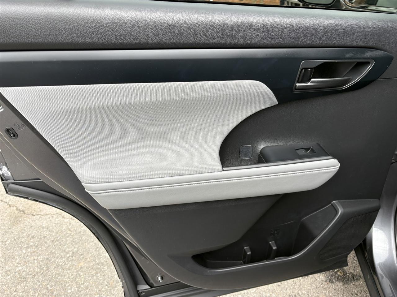 Toyota Highlander LE AWD V6 2022