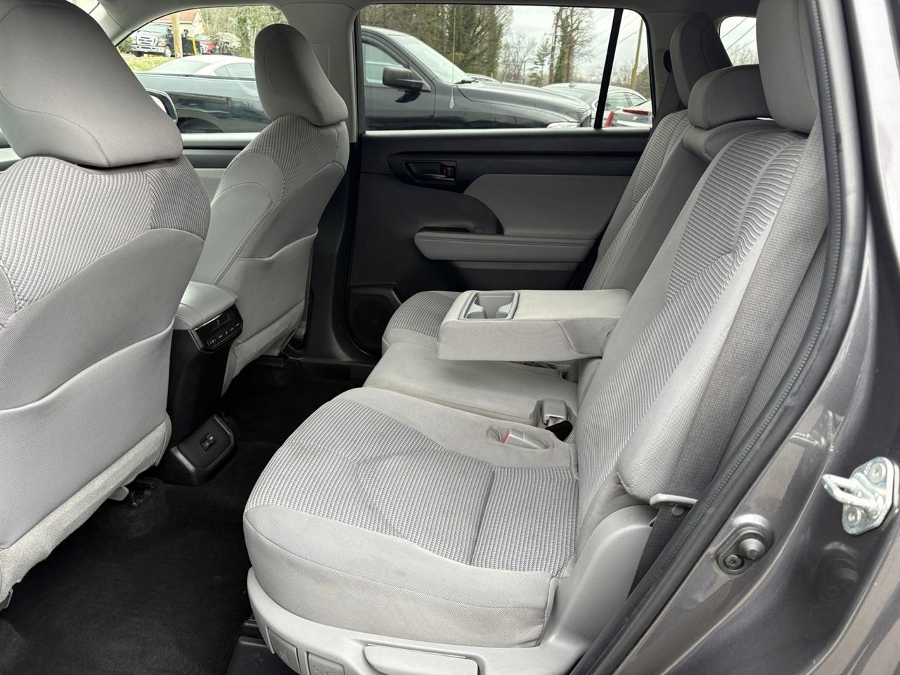 Toyota Highlander LE AWD V6 2022