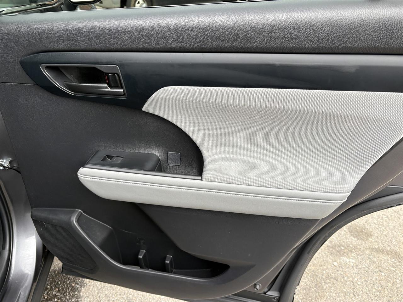 Toyota Highlander LE AWD V6 2022