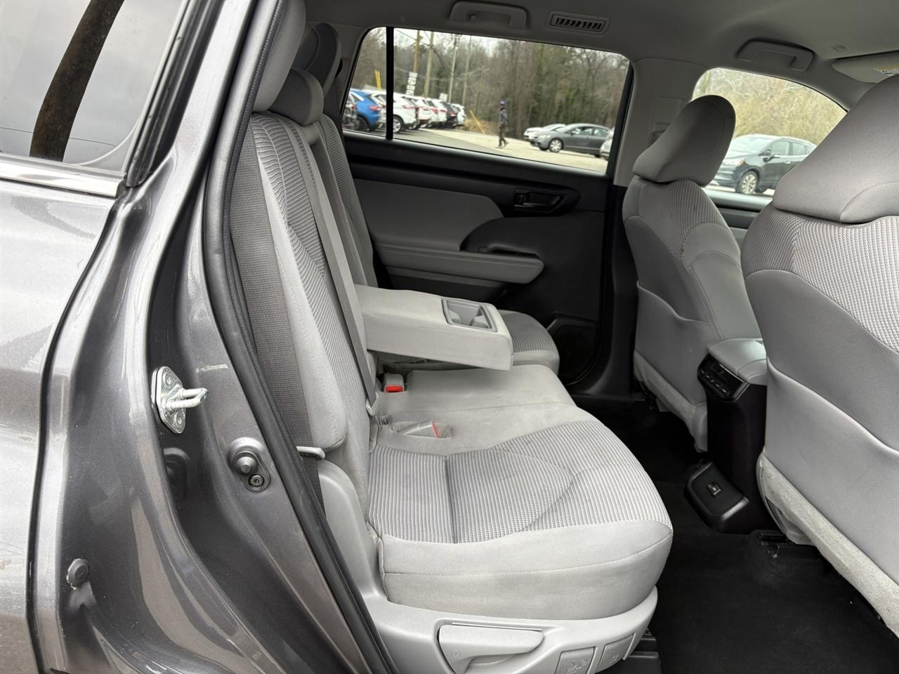 Toyota Highlander LE AWD V6 2022