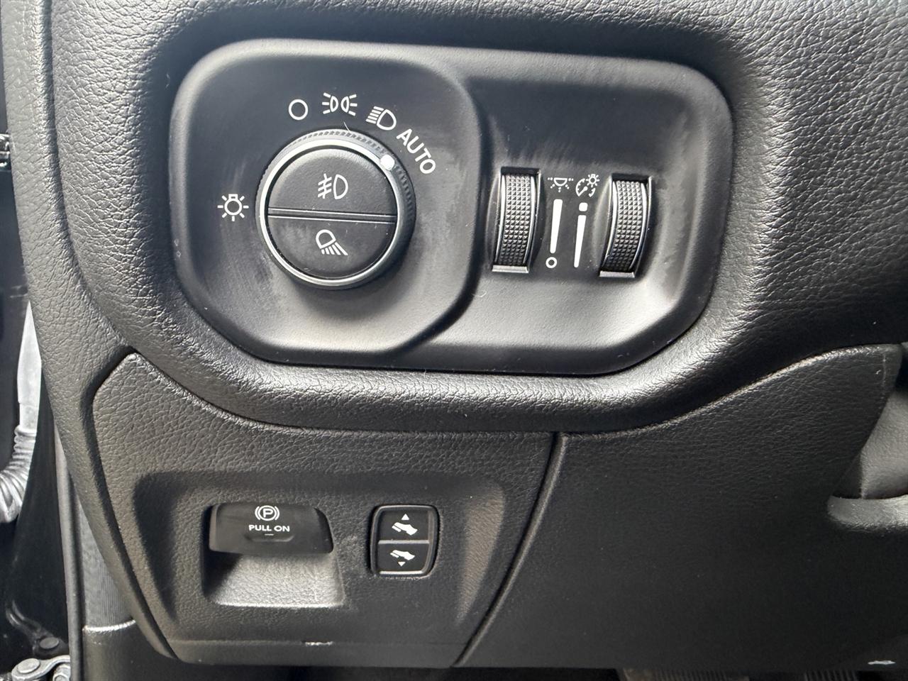 RAM 1500 Laramie Crew Cab SWB 4WD 2024