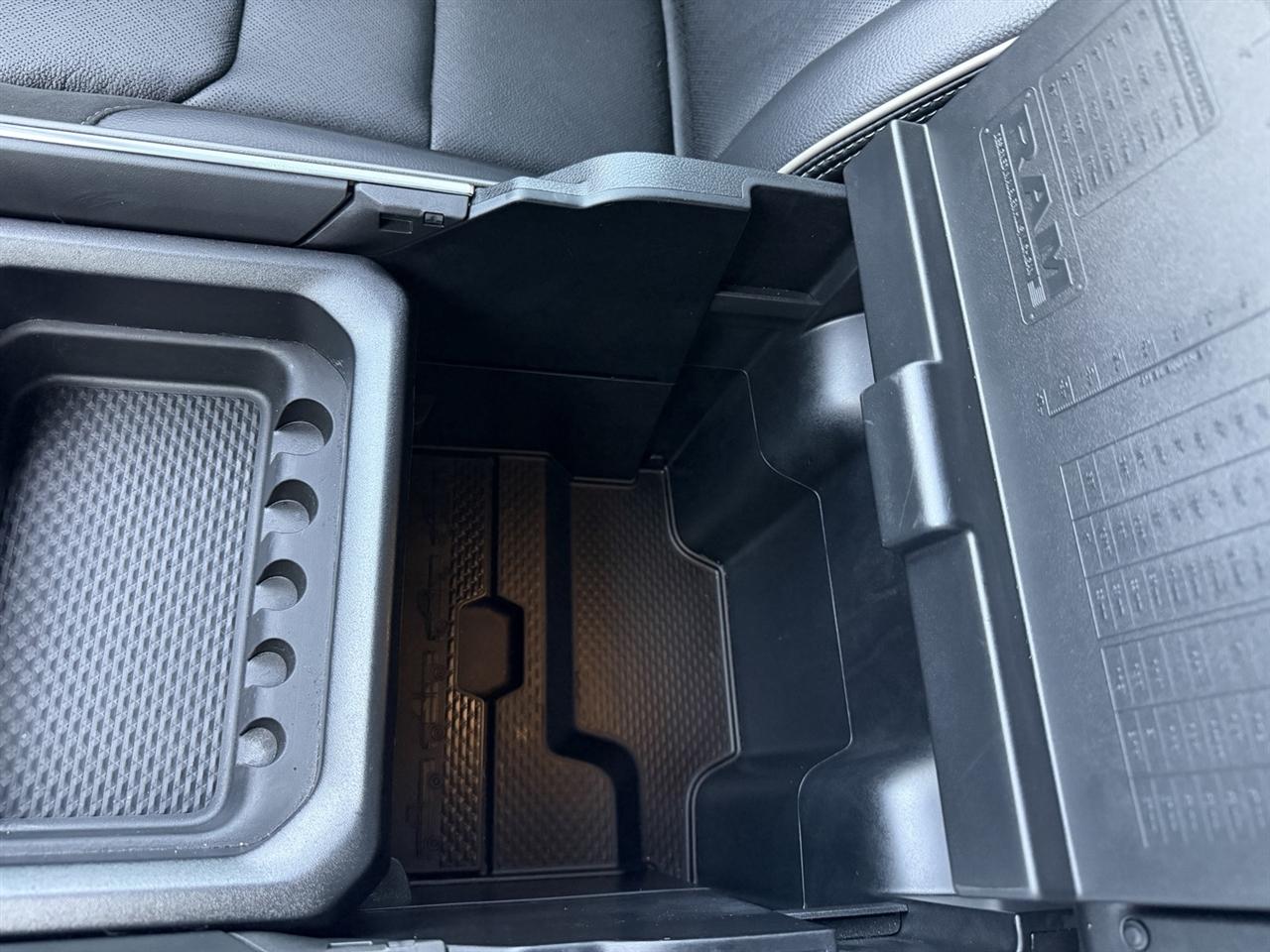 RAM 1500 Laramie Crew Cab SWB 4WD 2024