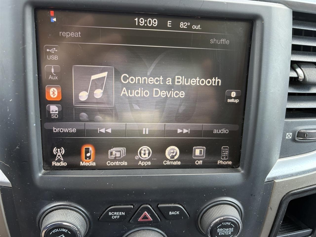 RAM 1500 4WD Crew Cab 140.5" Outdoorsman 2013