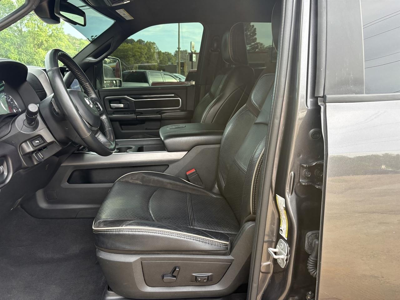 RAM 3500 Laramie Mega Cab 4WD 2023