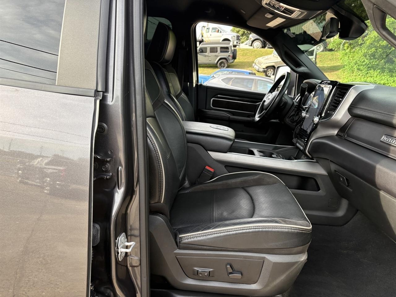 RAM 3500 Laramie Mega Cab 4WD 2023