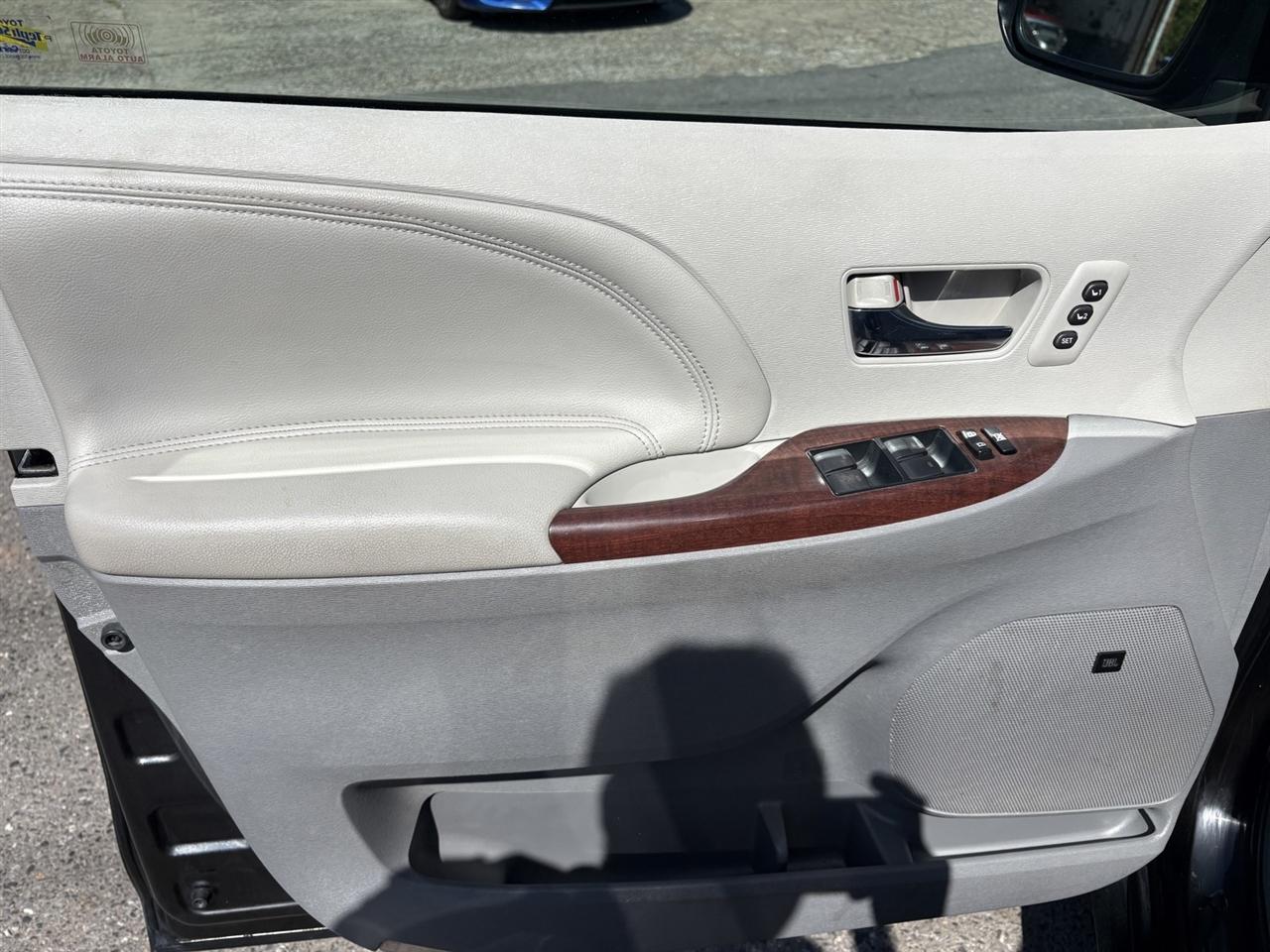 Toyota Sienna Limited AWD 7-Passenger V6 2013