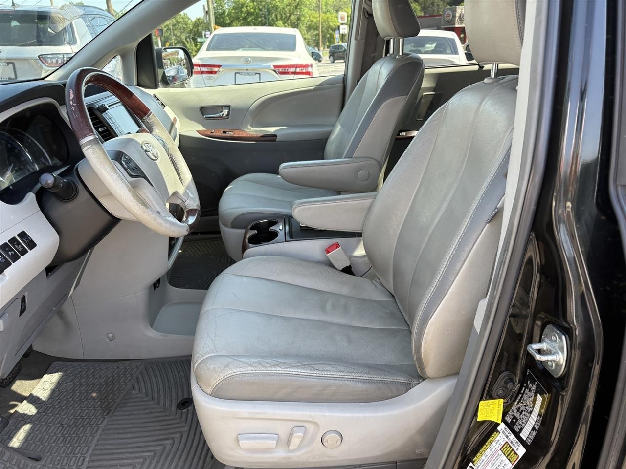 Toyota Sienna Limited AWD 7-Passenger V6 2013