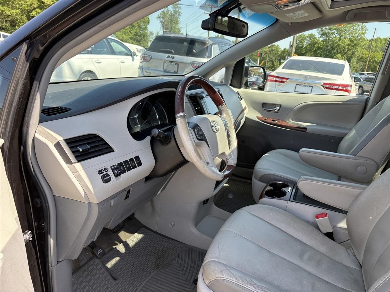 Toyota Sienna Limited AWD 7-Passenger V6 2013