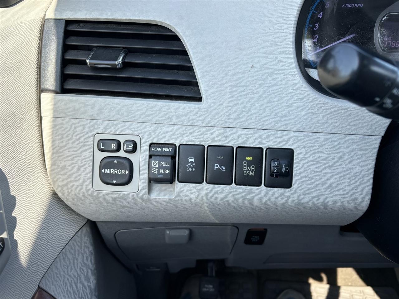 Toyota Sienna Limited AWD 7-Passenger V6 2013