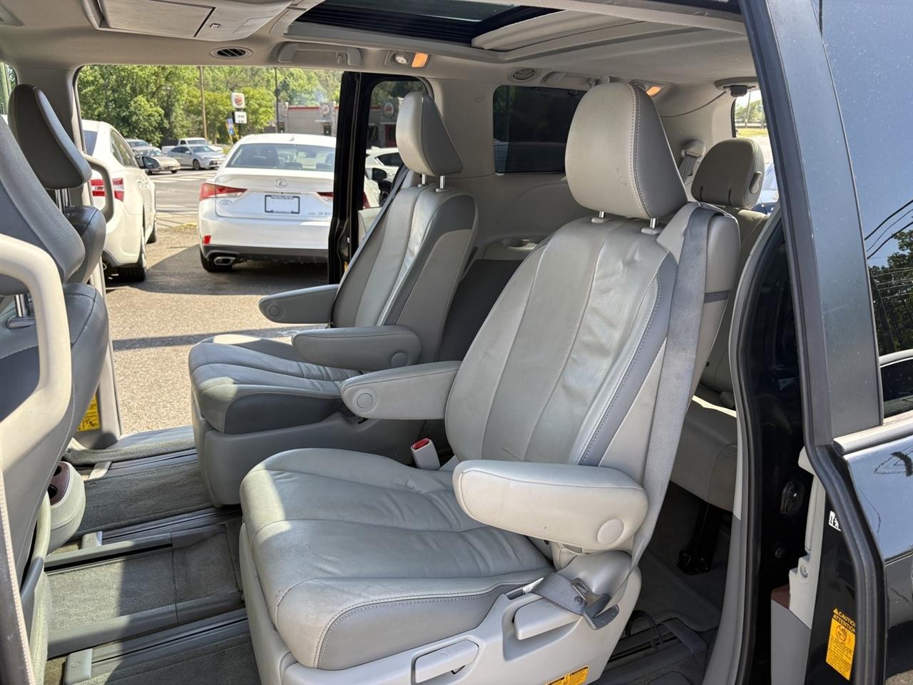 Toyota Sienna Limited AWD 7-Passenger V6 2013