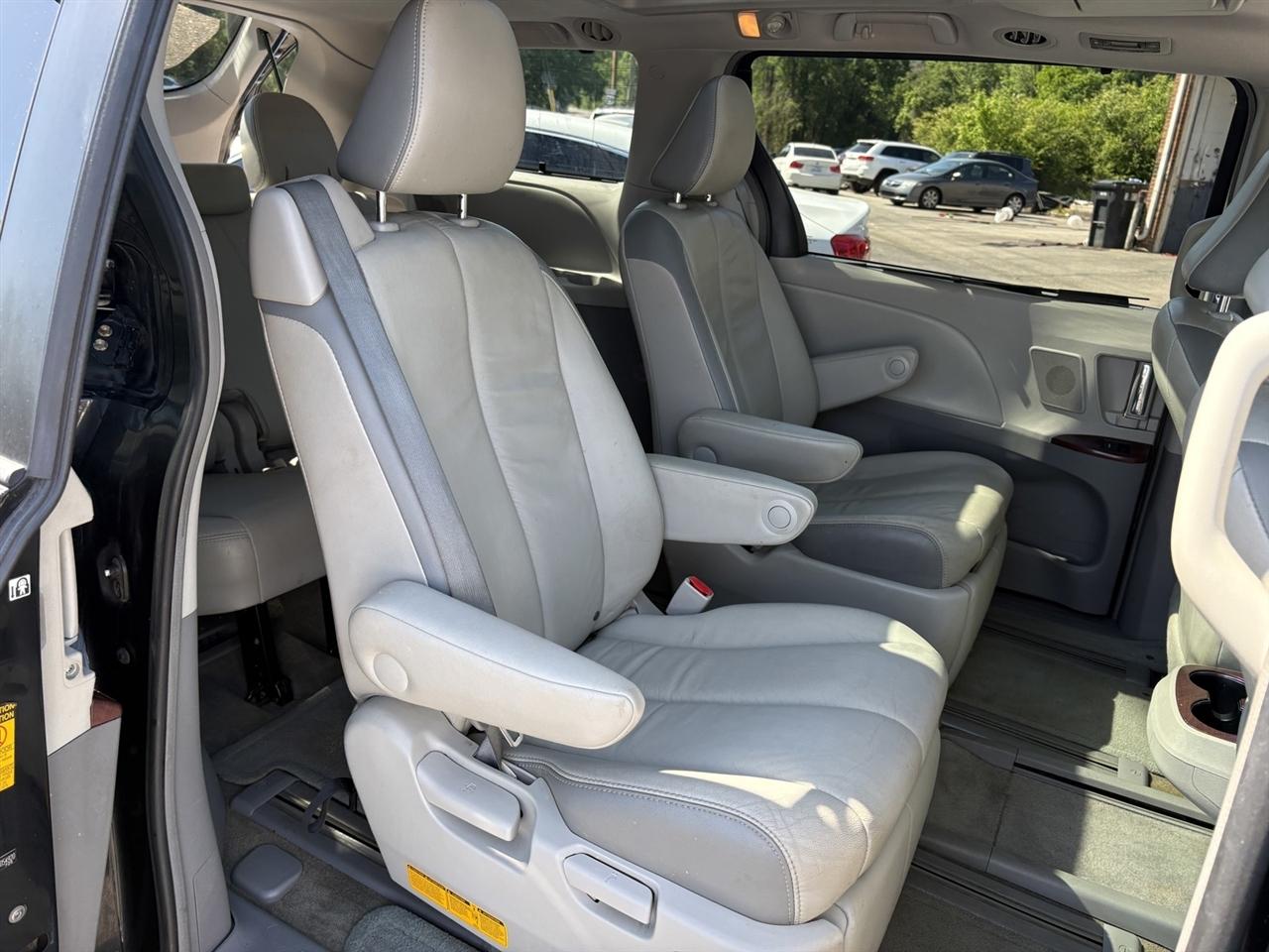 Toyota Sienna Limited AWD 7-Passenger V6 2013