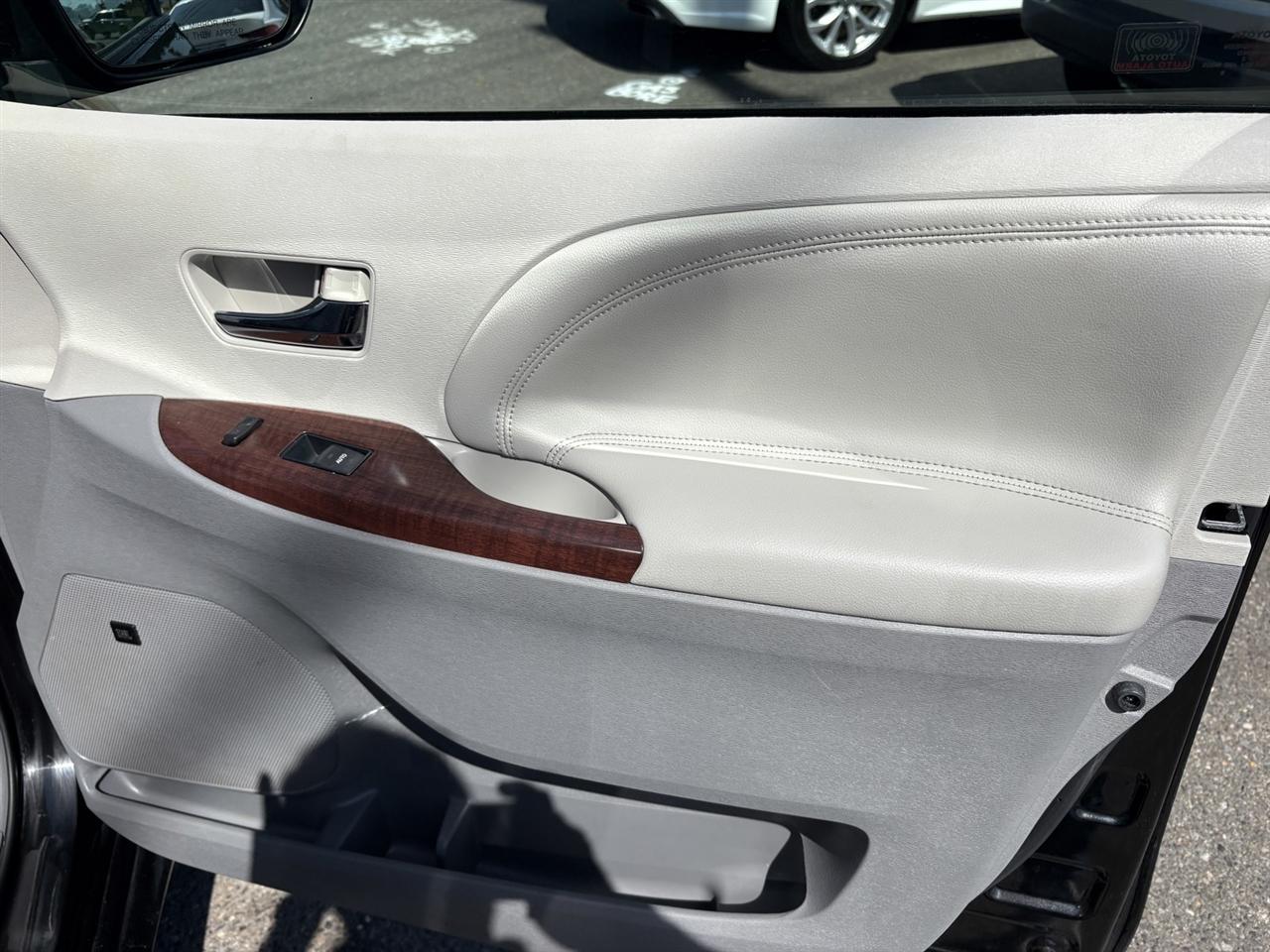 Toyota Sienna Limited AWD 7-Passenger V6 2013