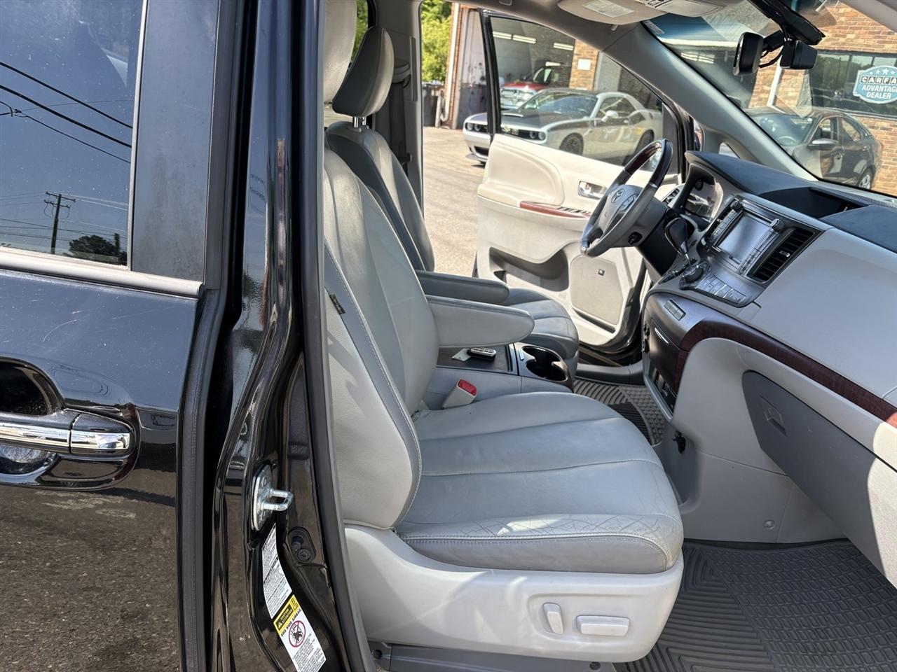 Toyota Sienna Limited AWD 7-Passenger V6 2013