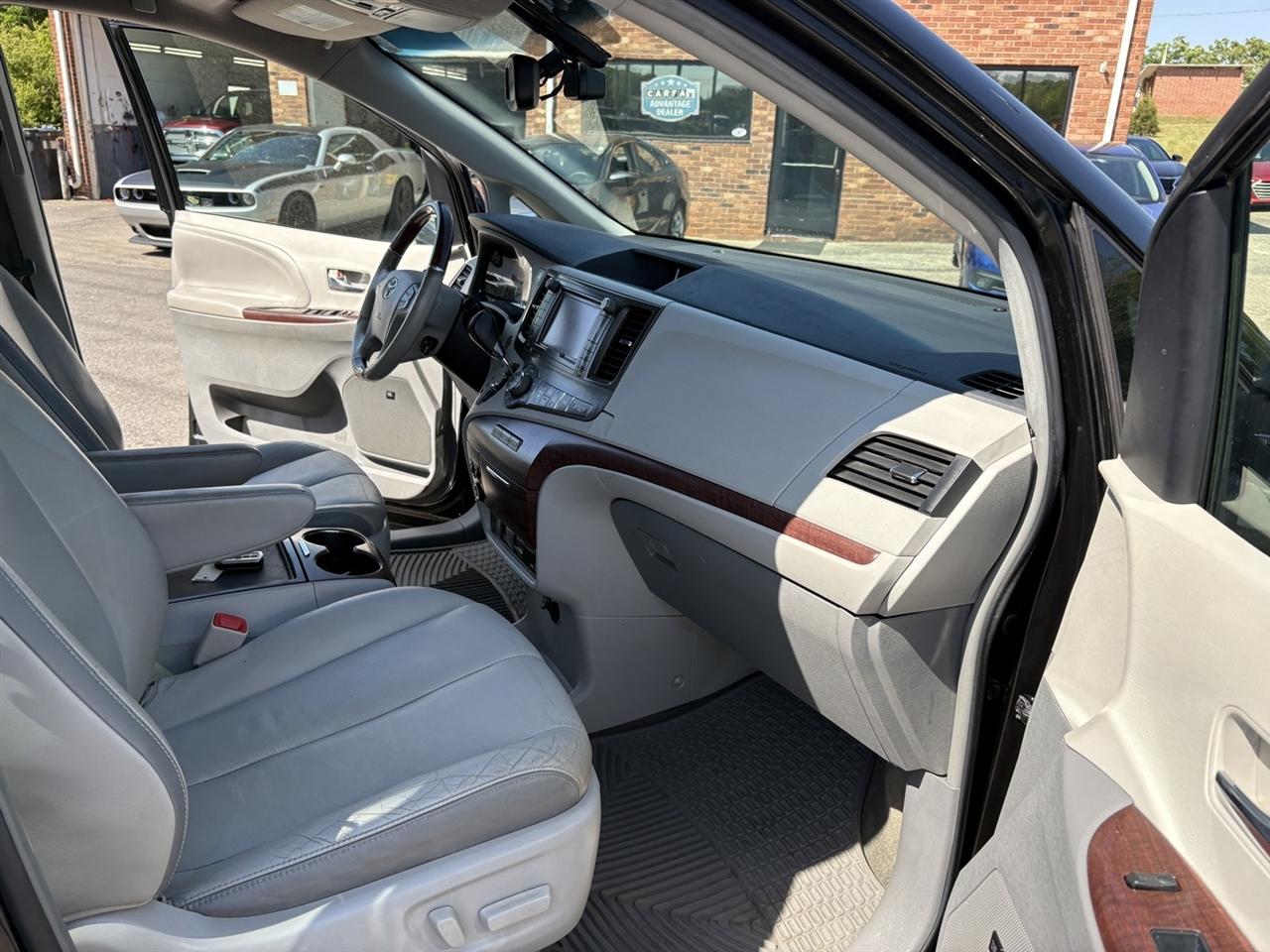 Toyota Sienna Limited AWD 7-Passenger V6 2013