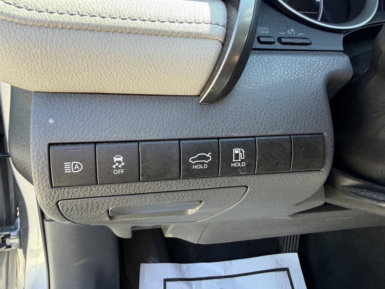 Toyota Camry Hybrid LE 2022