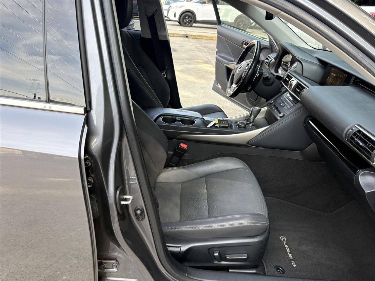 Lexus IS 300 RWD 2020