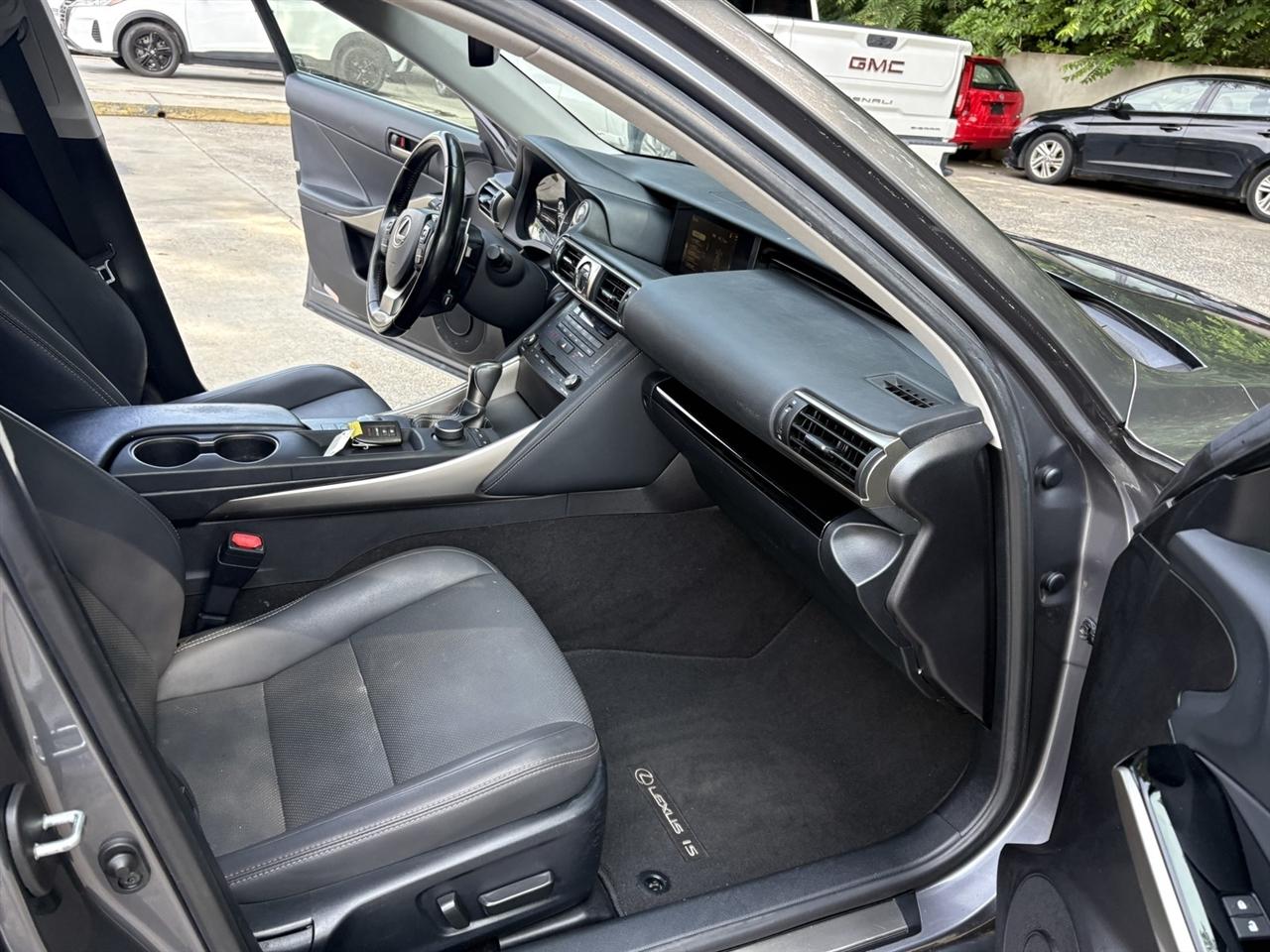Lexus IS 300 RWD 2020