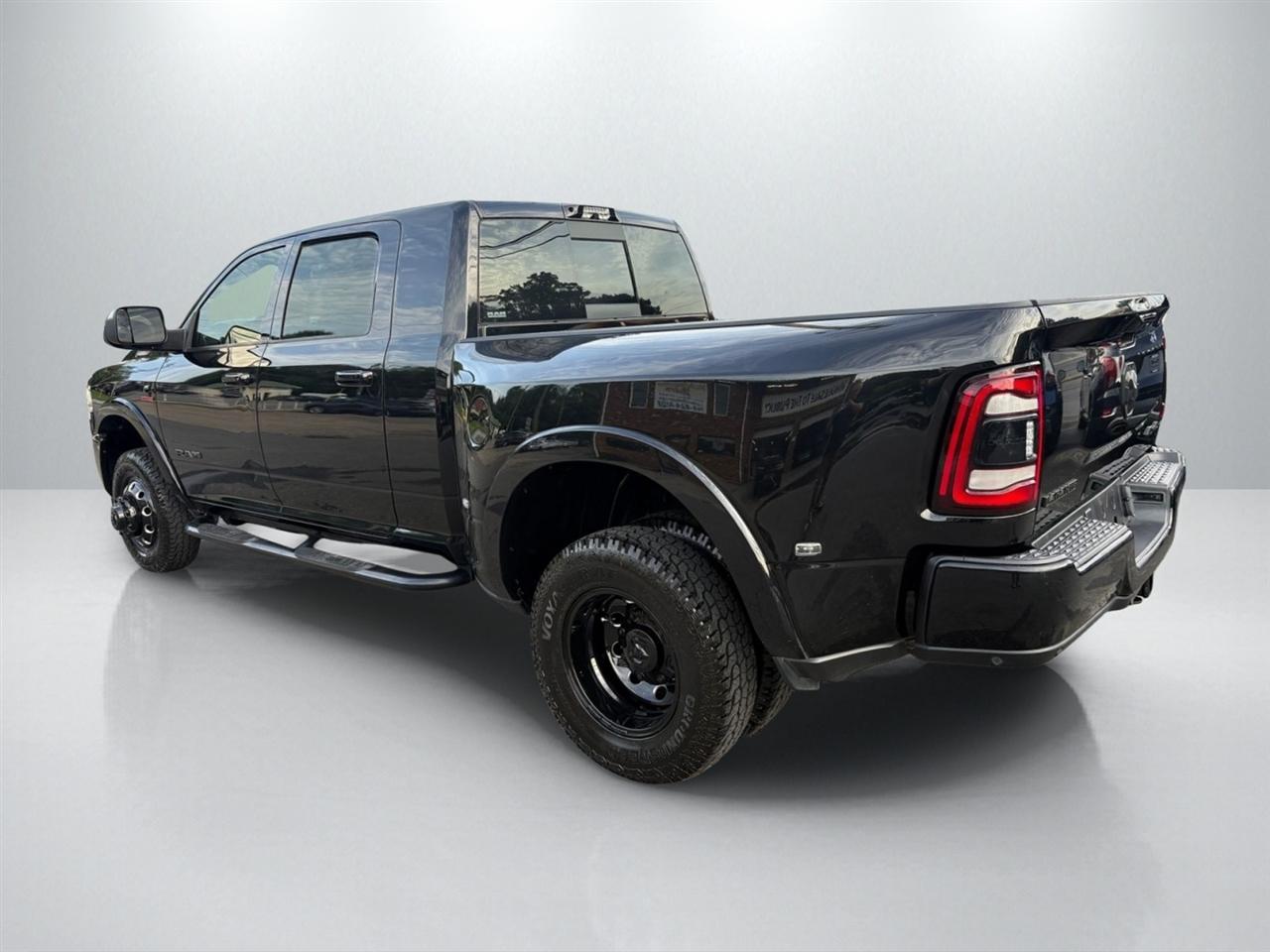 RAM 3500 Laramie Mega Cab 4WD DRW 2022