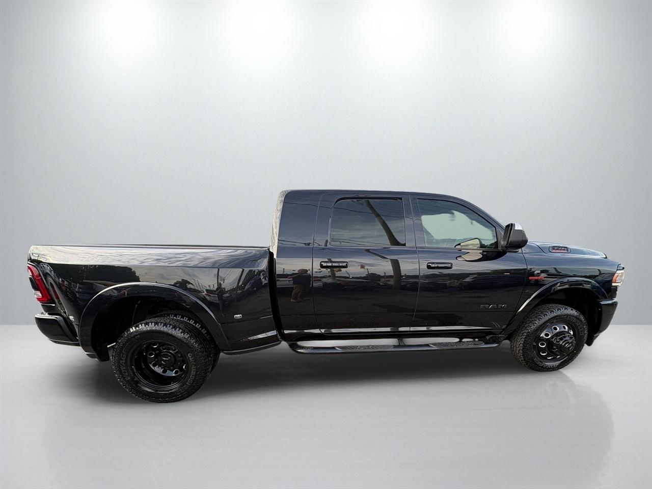 RAM 3500 Laramie Mega Cab 4WD DRW 2022