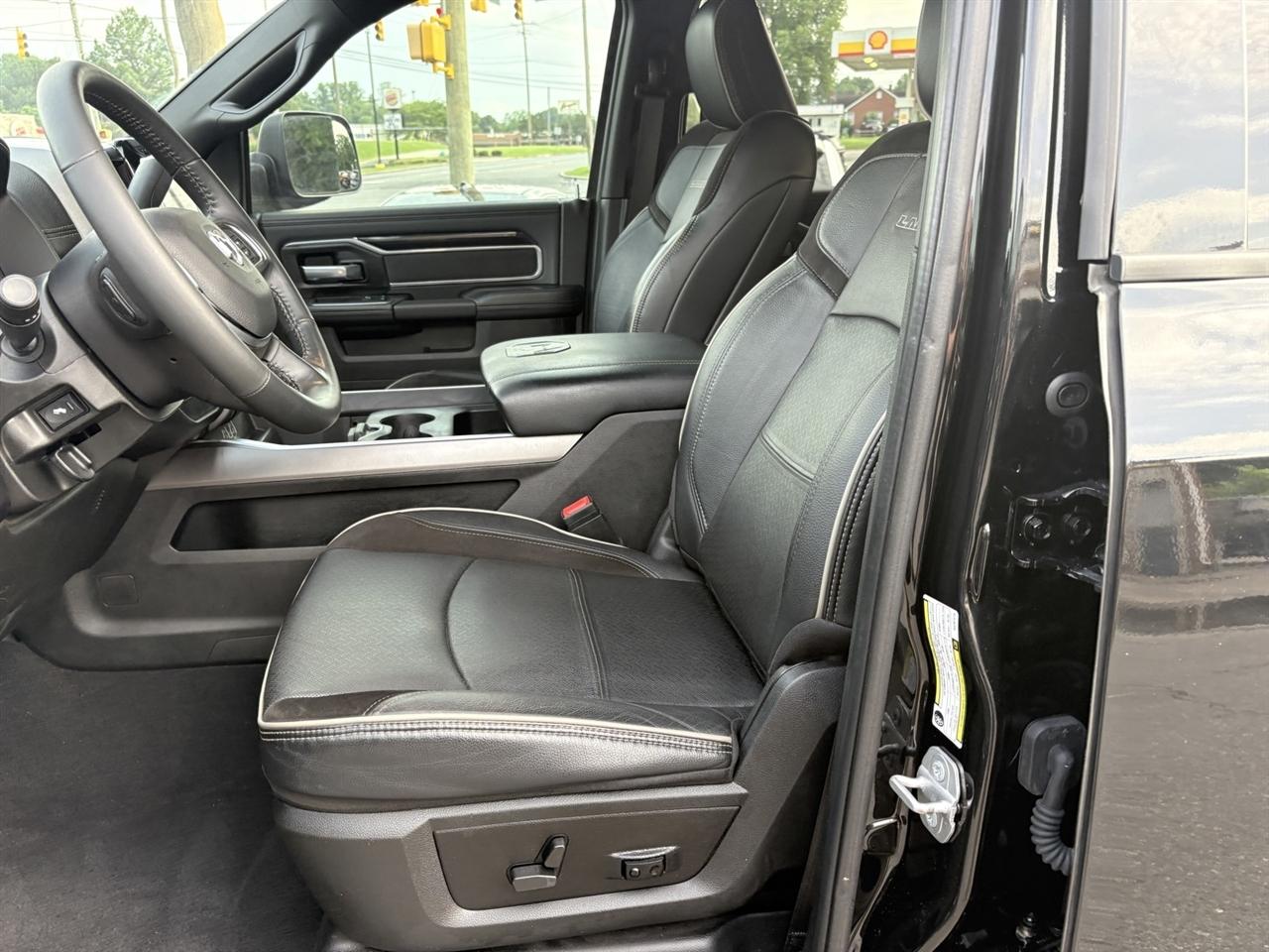 RAM 3500 Laramie Mega Cab 4WD DRW 2022