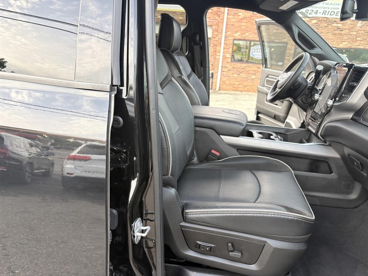 RAM 3500 Laramie Mega Cab 4WD DRW 2022