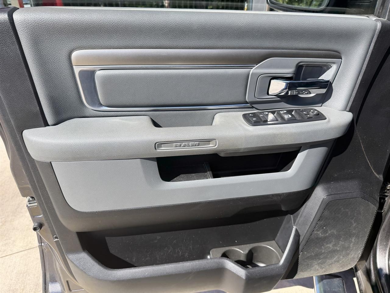 RAM 1500 SLT Crew Cab SWB 4WD 2017