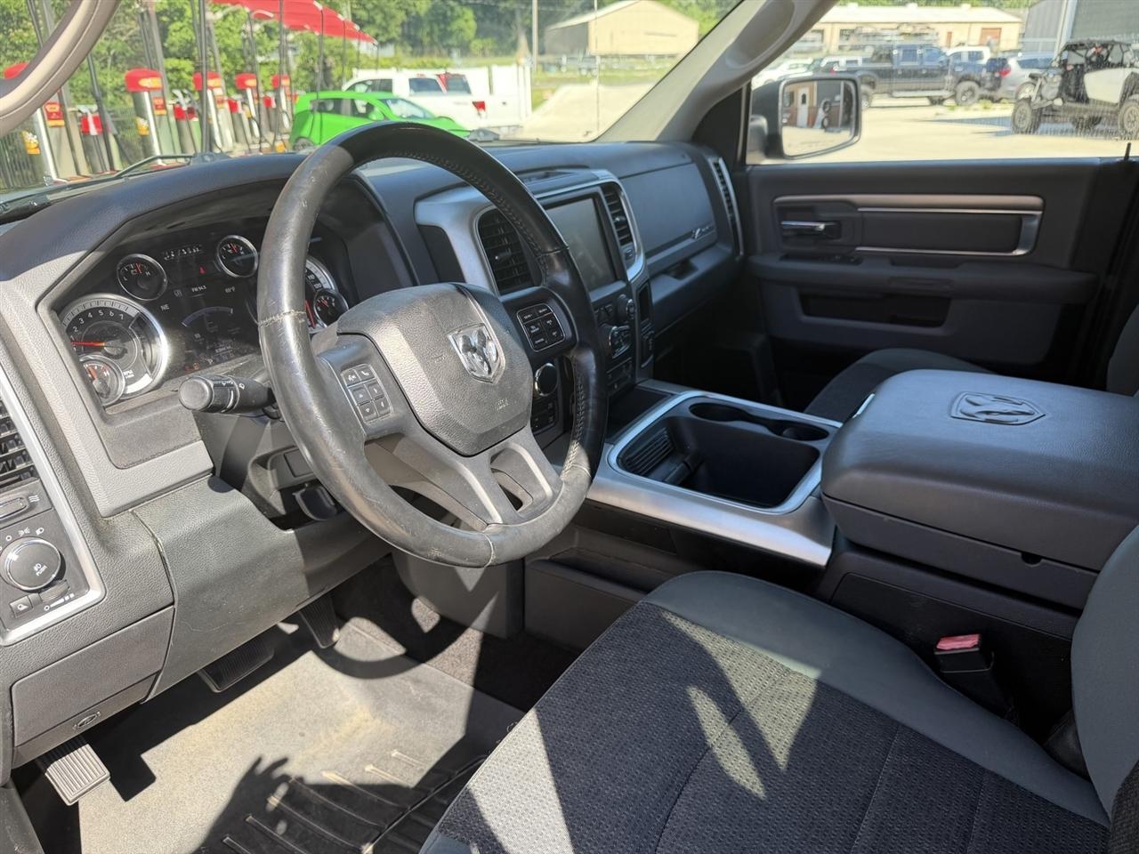 RAM 1500 SLT Crew Cab SWB 4WD 2017