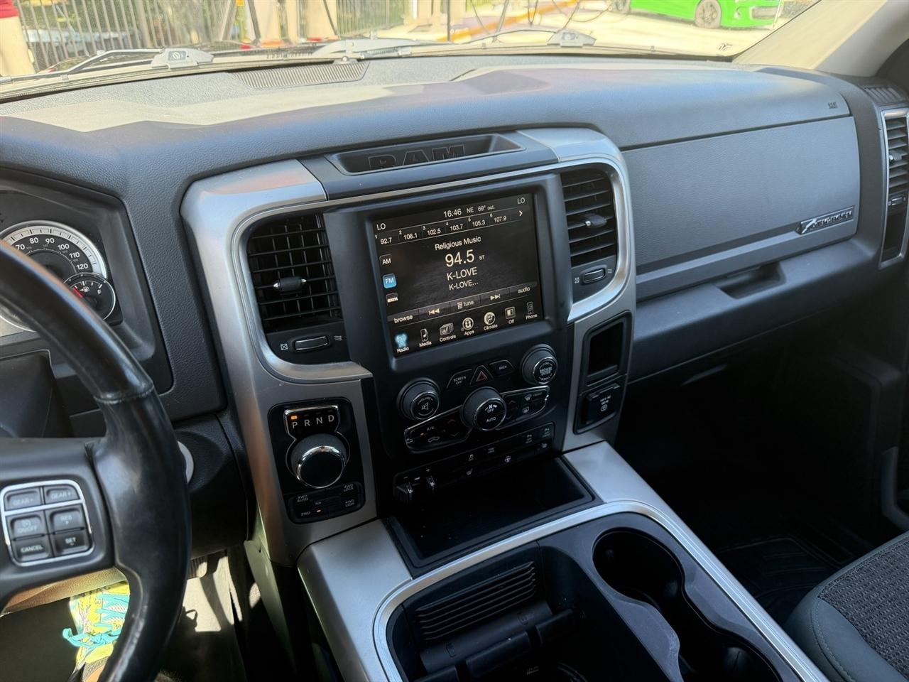 RAM 1500 SLT Crew Cab SWB 4WD 2017