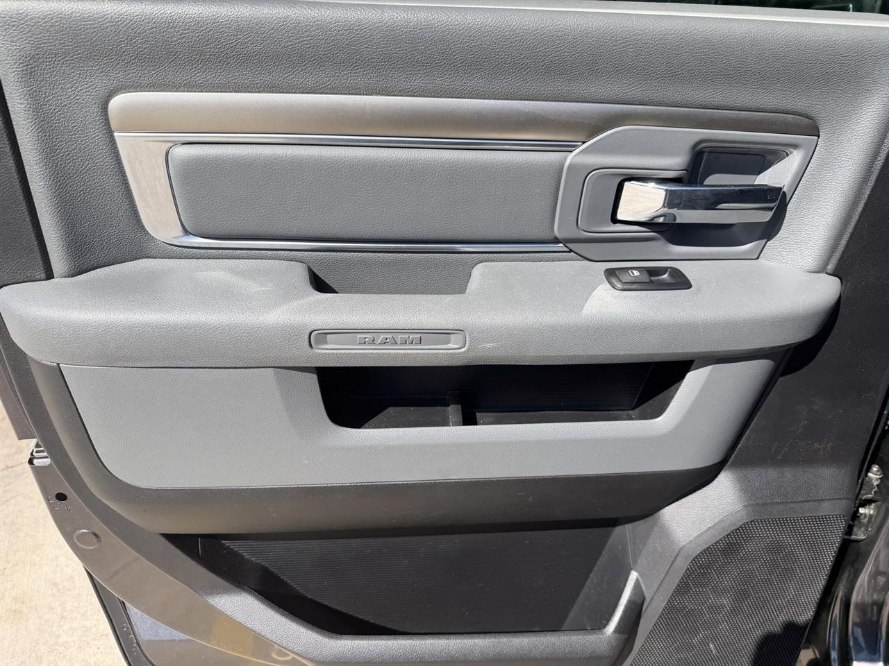 RAM 1500 SLT Crew Cab SWB 4WD 2017