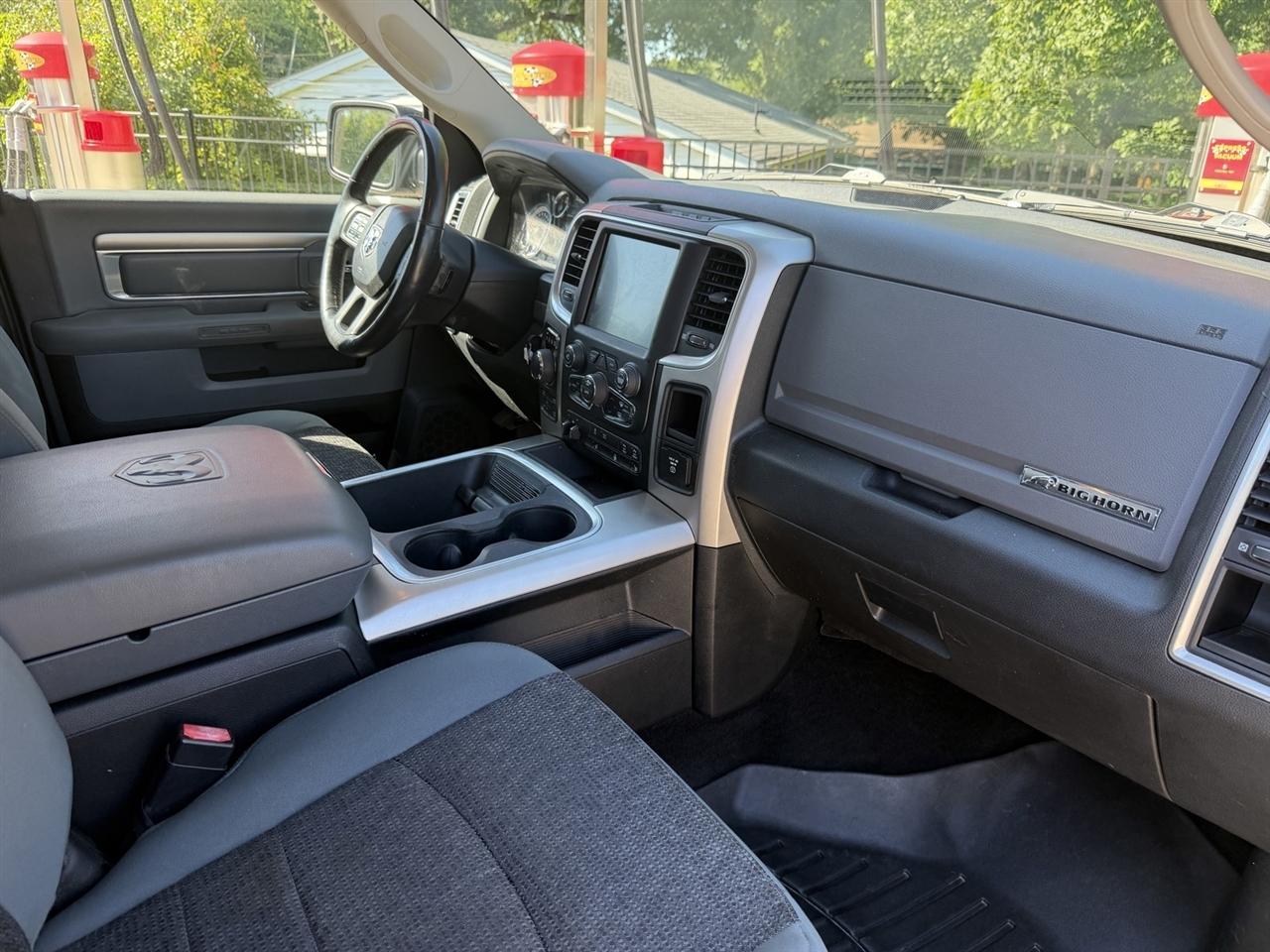 RAM 1500 SLT Crew Cab SWB 4WD 2017