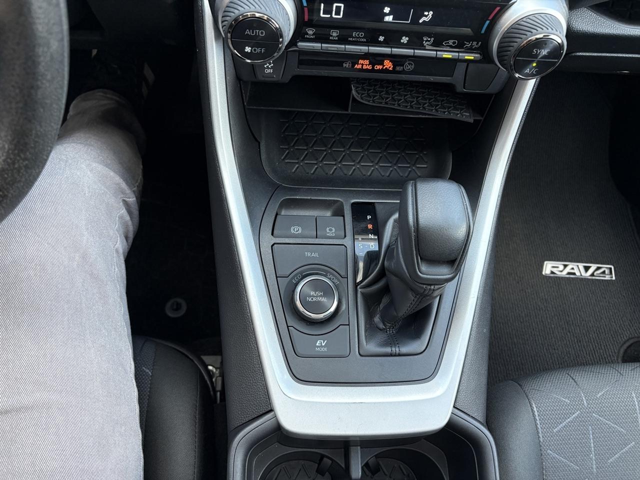 Toyota RAV4 Hybrid XLE 2024