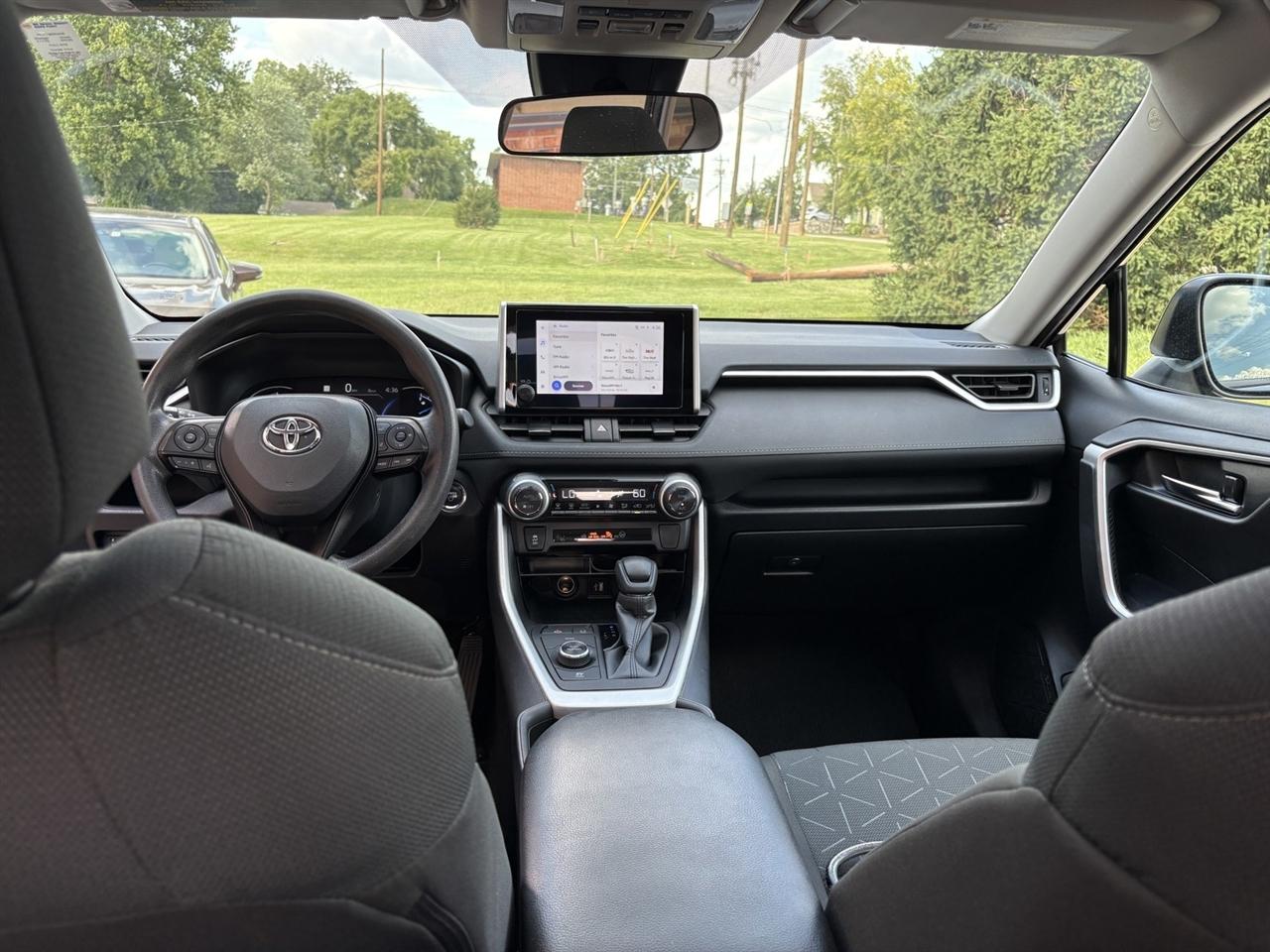 Toyota RAV4 Hybrid XLE 2024